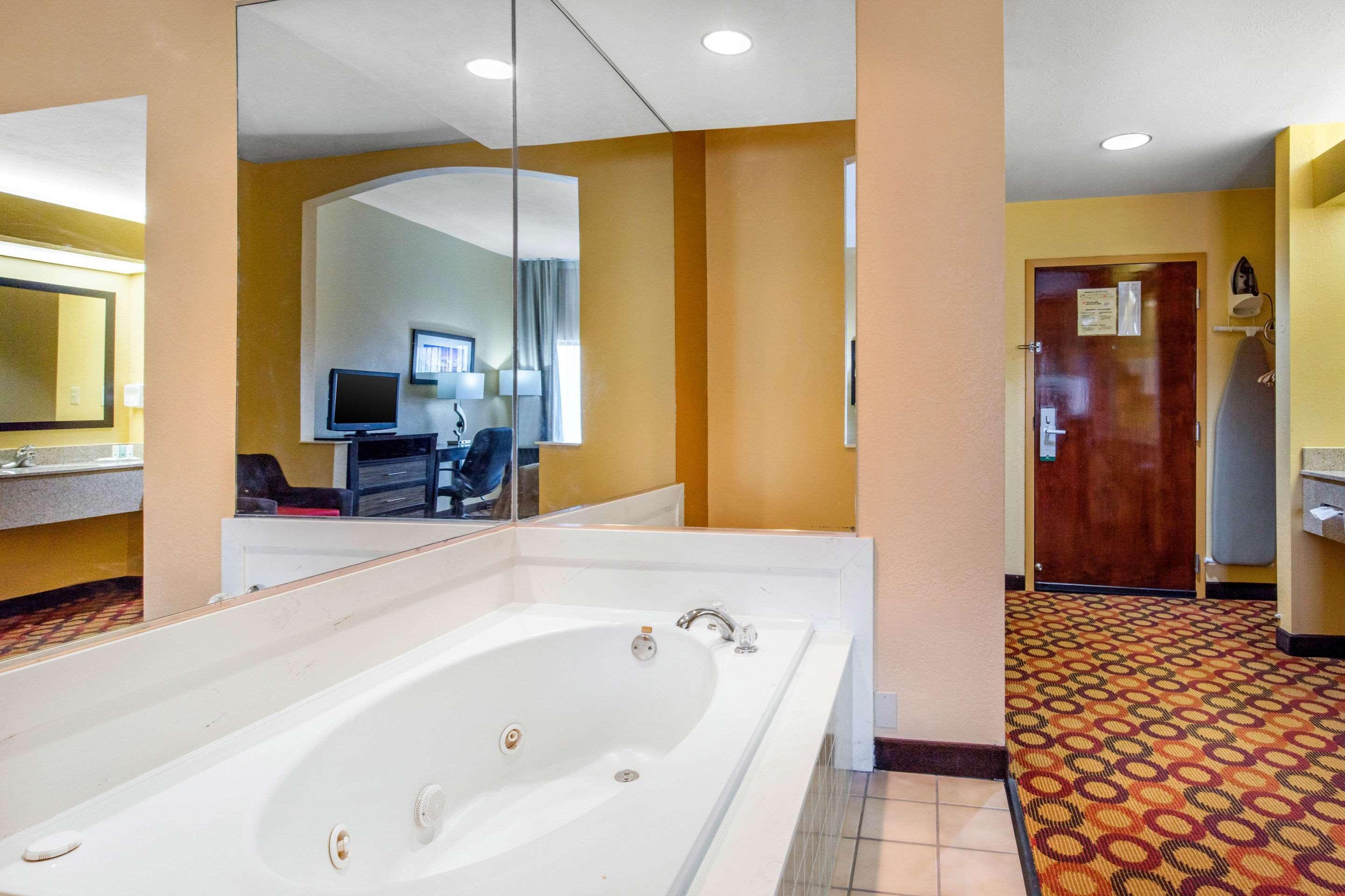 Quality Inn & Suites Montgomery East Carmichael Rd Dış mekan fotoğraf