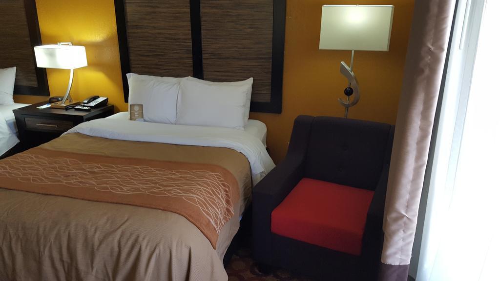 Quality Inn & Suites Montgomery East Carmichael Rd Oda fotoğraf